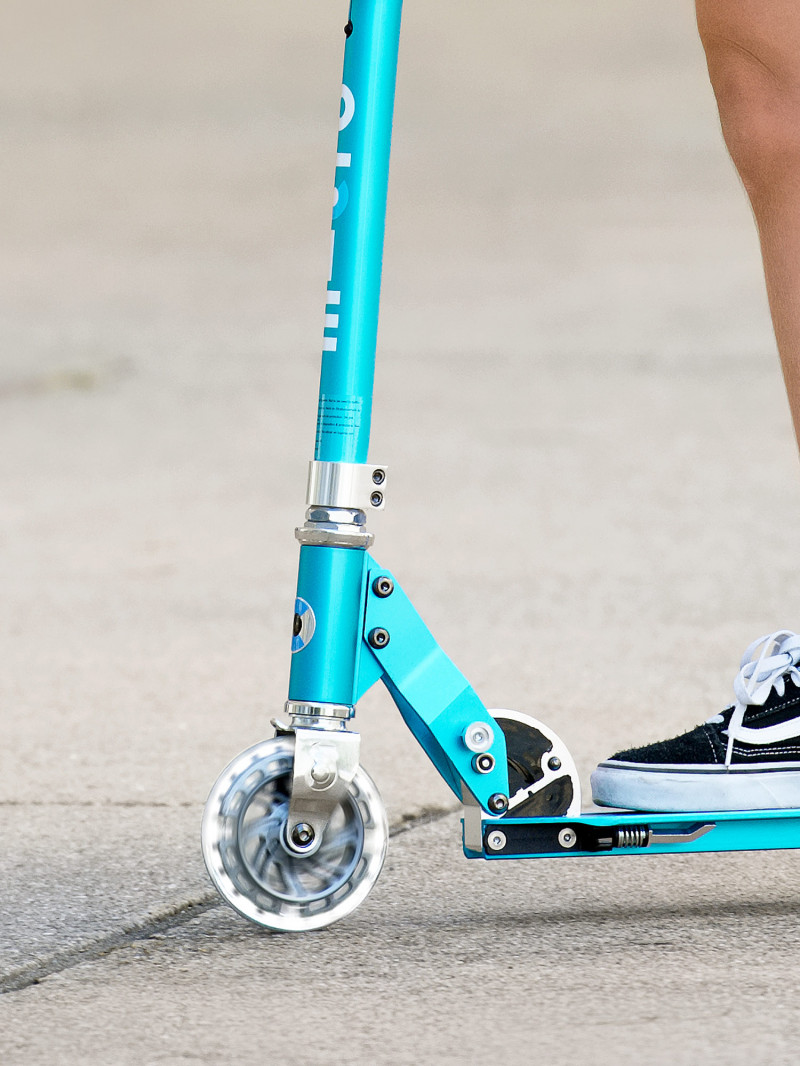 Trottinette avec roues lumineuses pour enfant