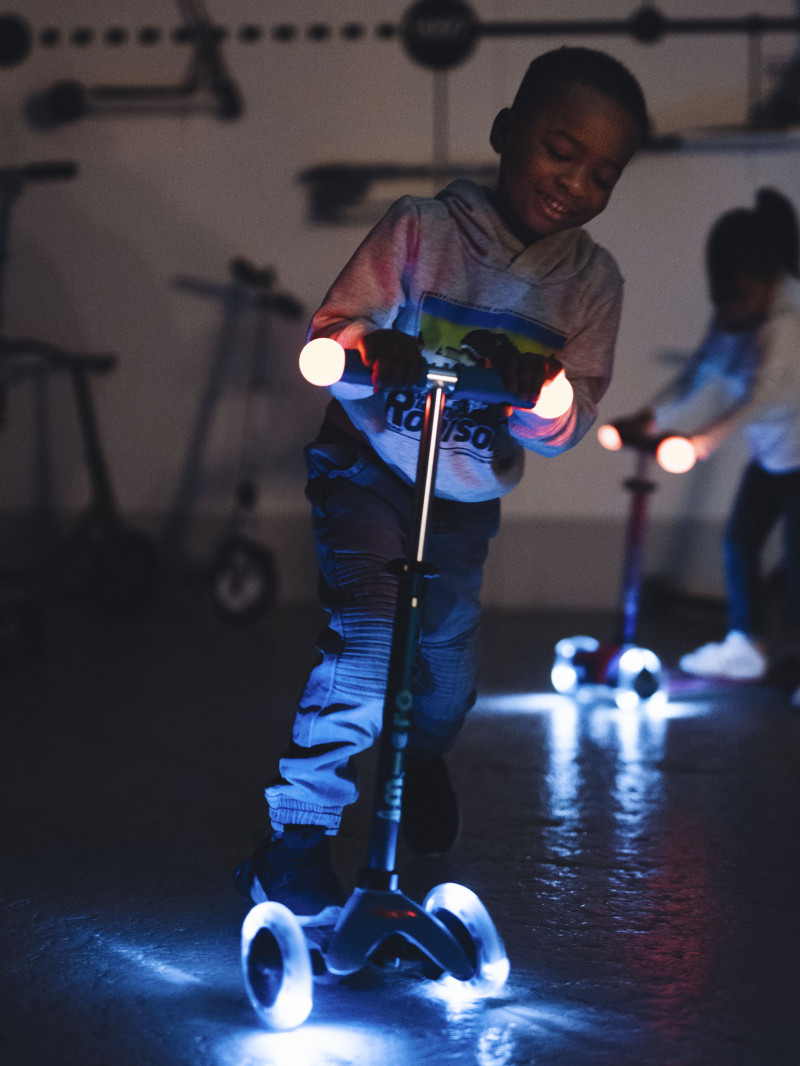 EVO Trottinette lumineuse en ligne pour enfants, Trottinette à 2 roues  avec poignée réglable en hauteur, Trottinette pliable facile pour enfants  pour garçons et filles