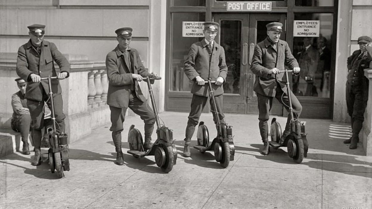 Image de postiers d'Autoped en trottinettes en 1916