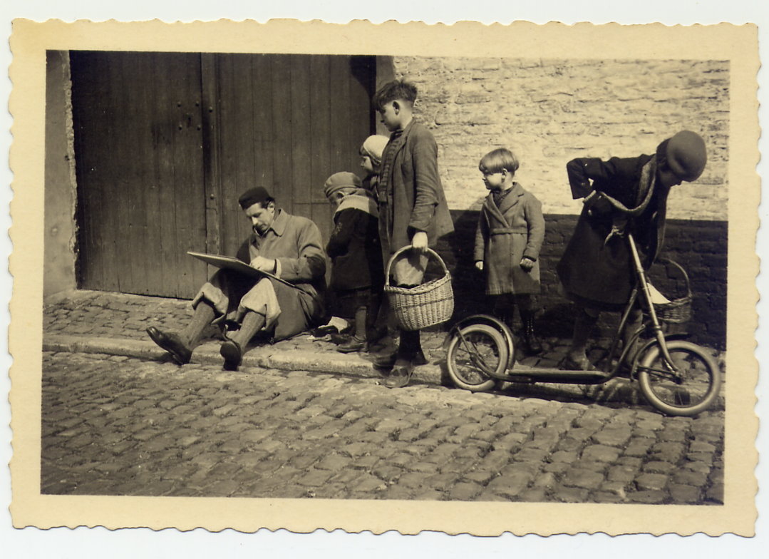 Image scène de rue en 1936, avec une trottinette