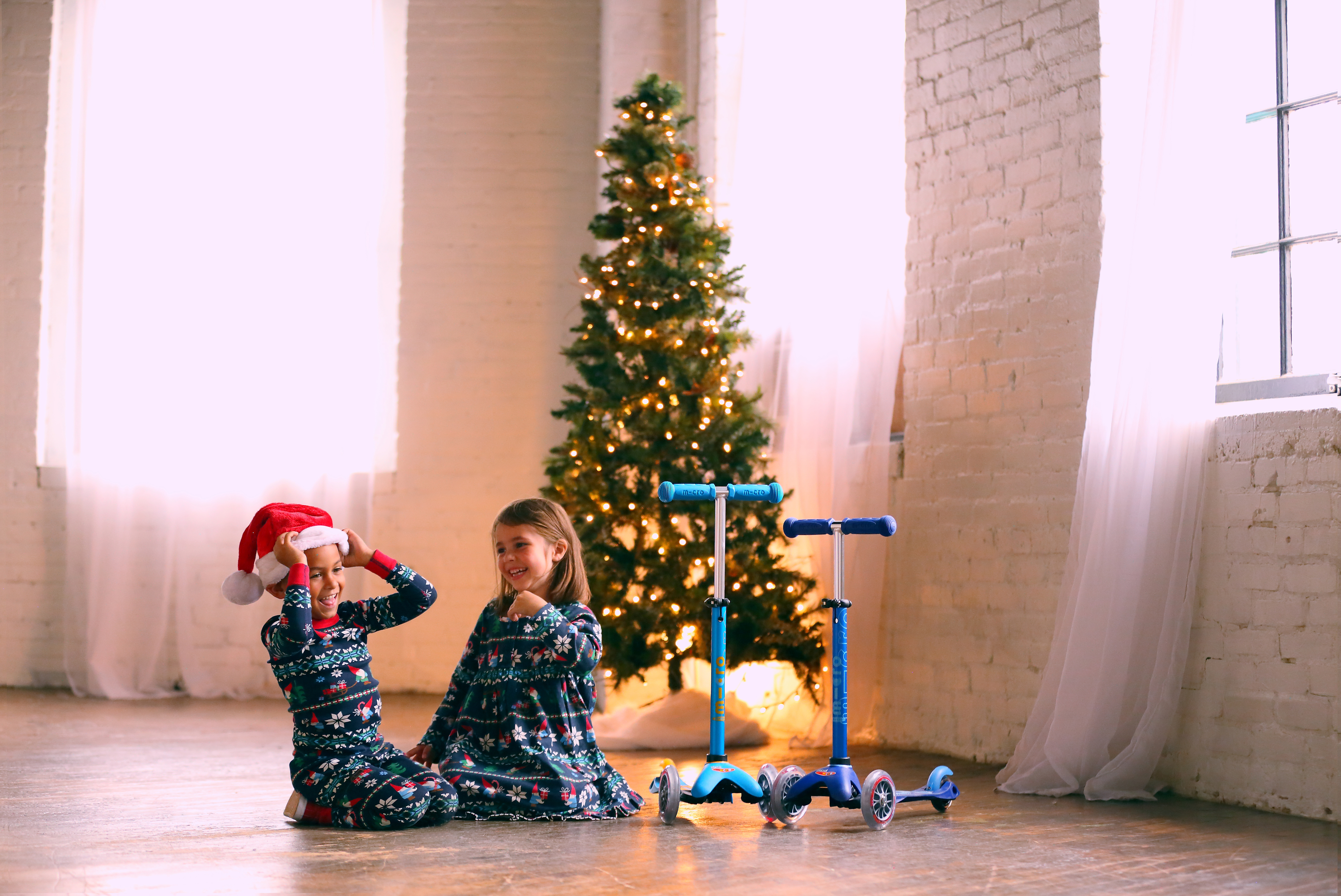 Image d'enfants à Noël avec des trottinettes Micro-Mobility