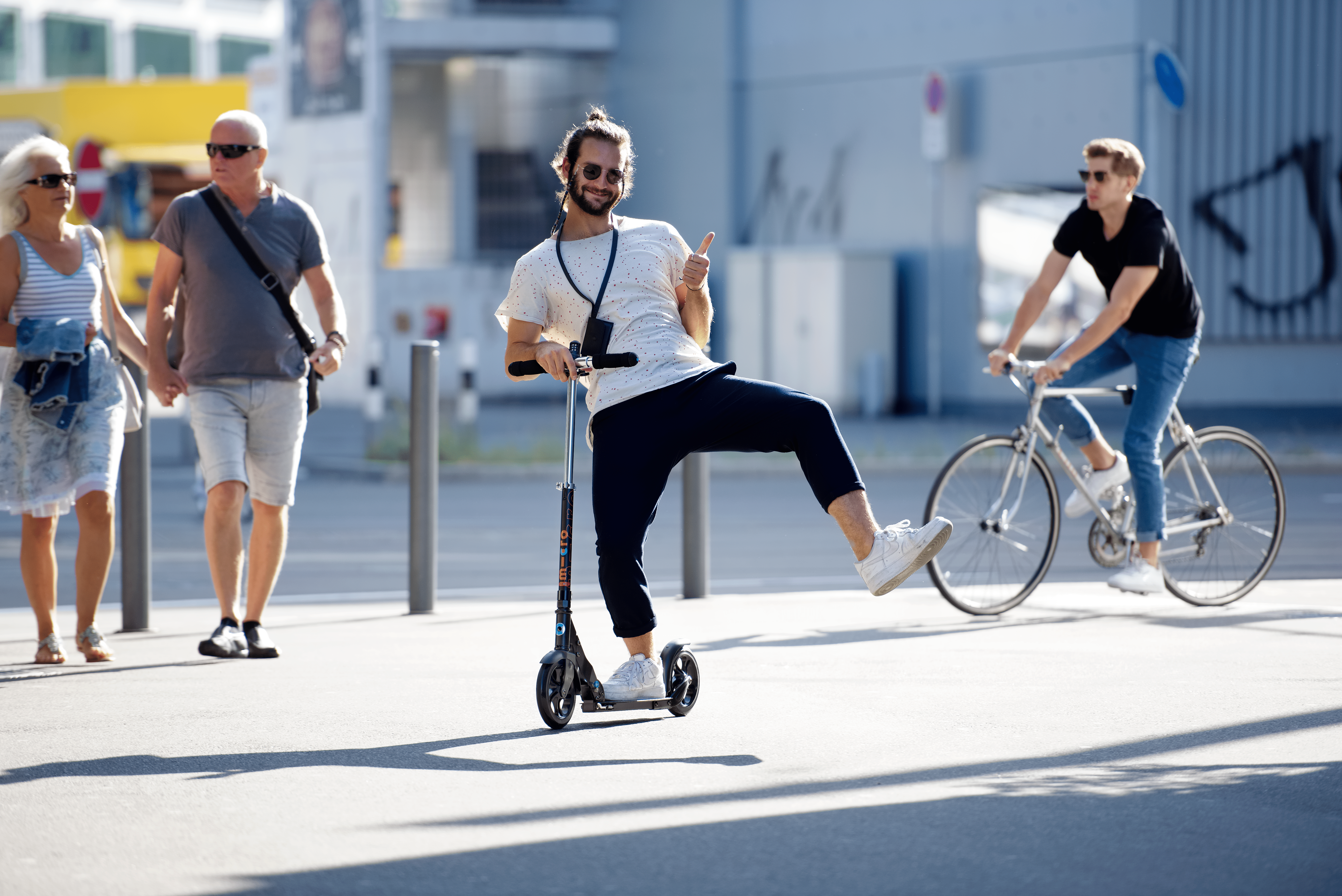 Homme sur trottinette faisant une figure - Résolution 2021