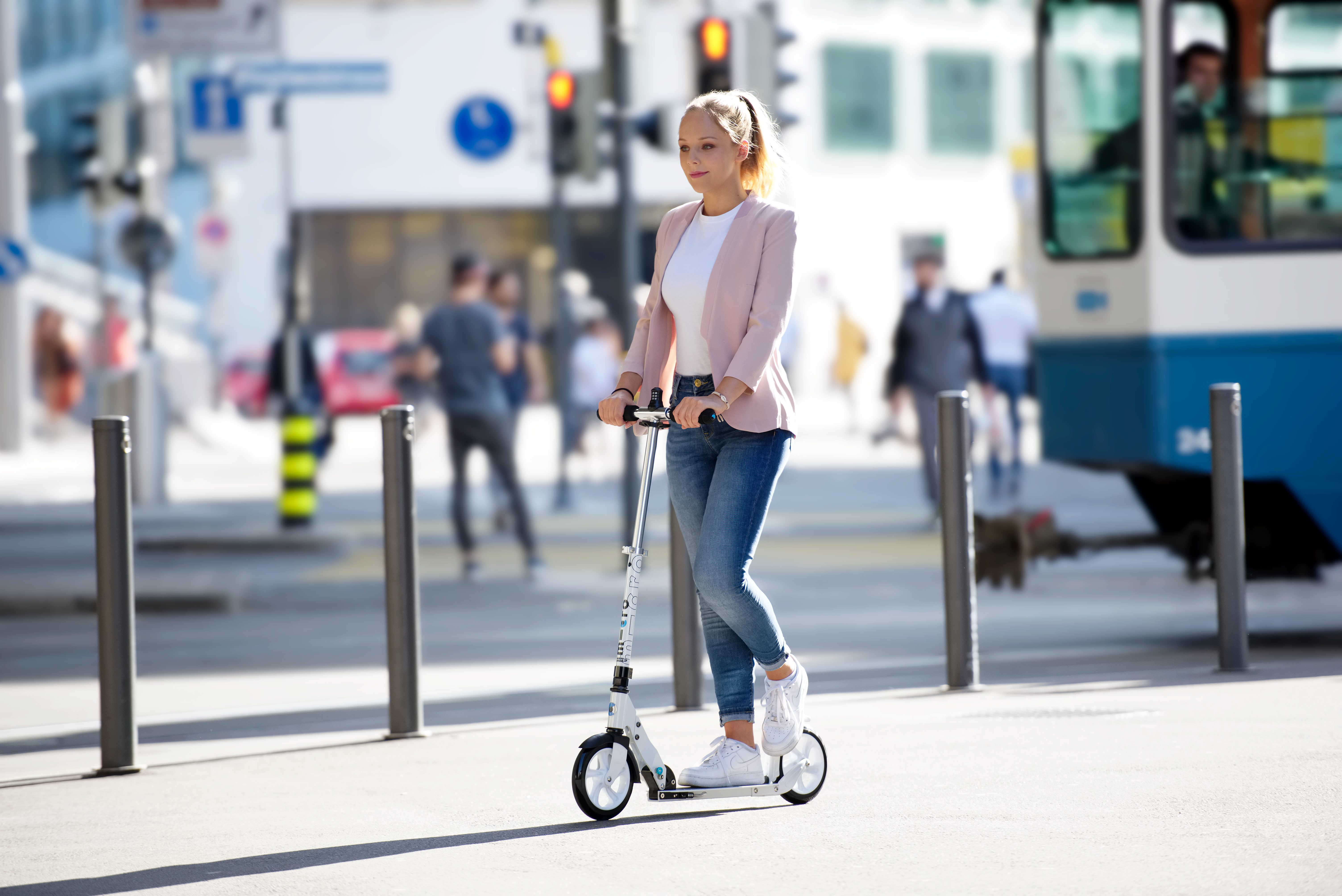 femme sur trottinette Micro 