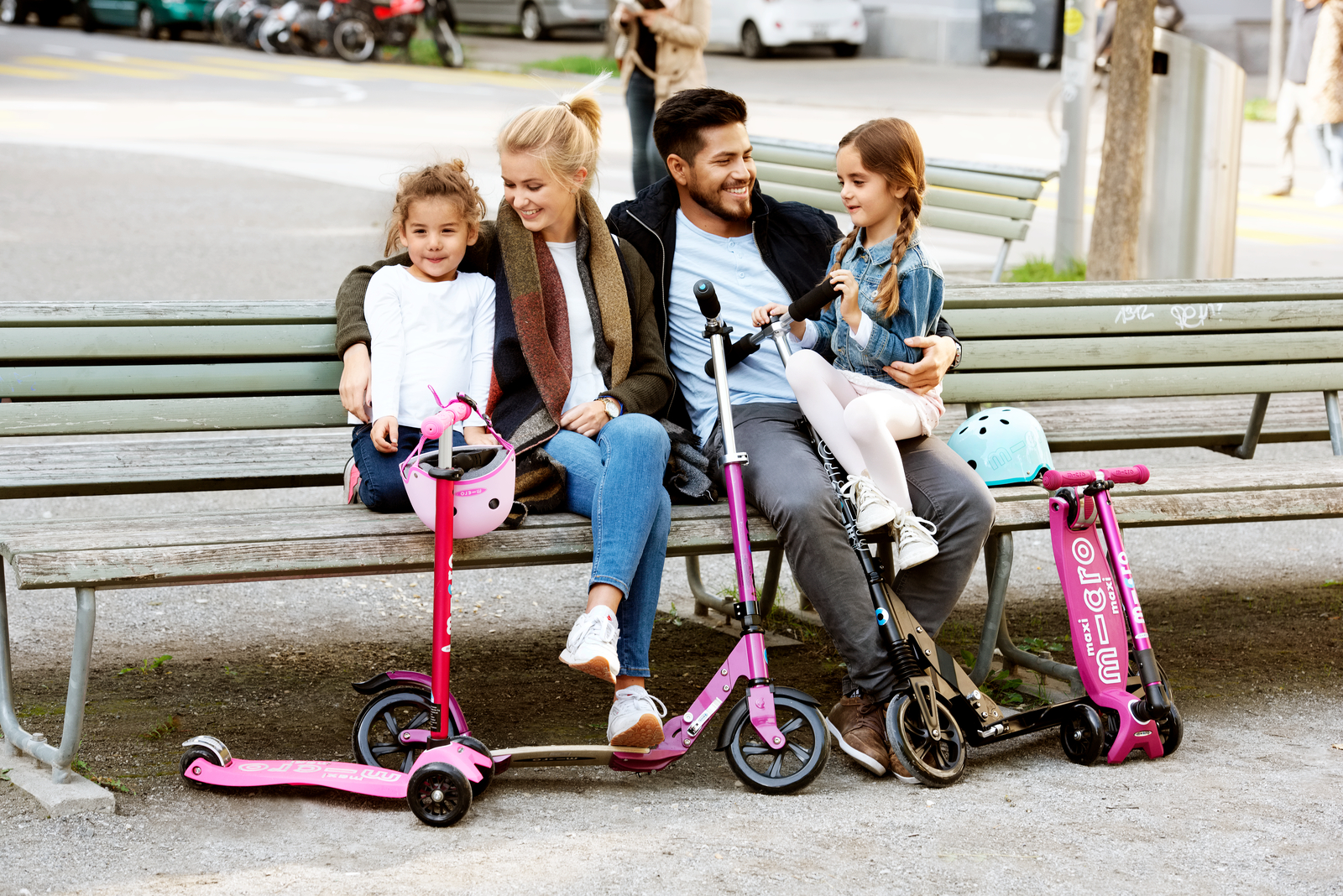 Photo de famille avec des trottinettes Micro Mobility