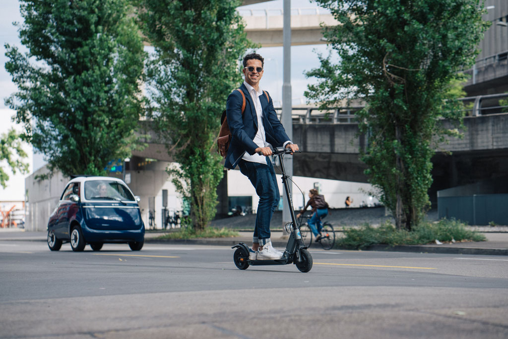 jeune homme en train de faire de la trottinette électrique