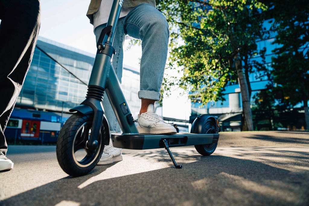 image trottinette électrique avec métro au troisième plan