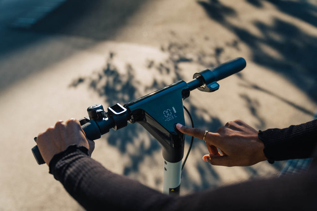 trottinette électrique avec affichage des infos sur écran led