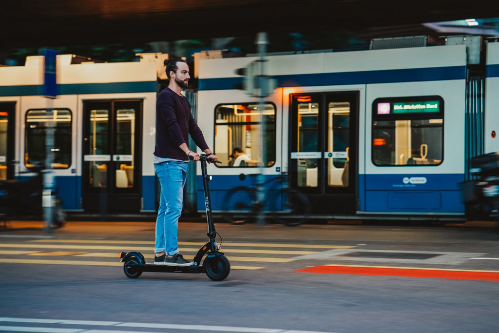 bannière article trottinette électrique dans le bus