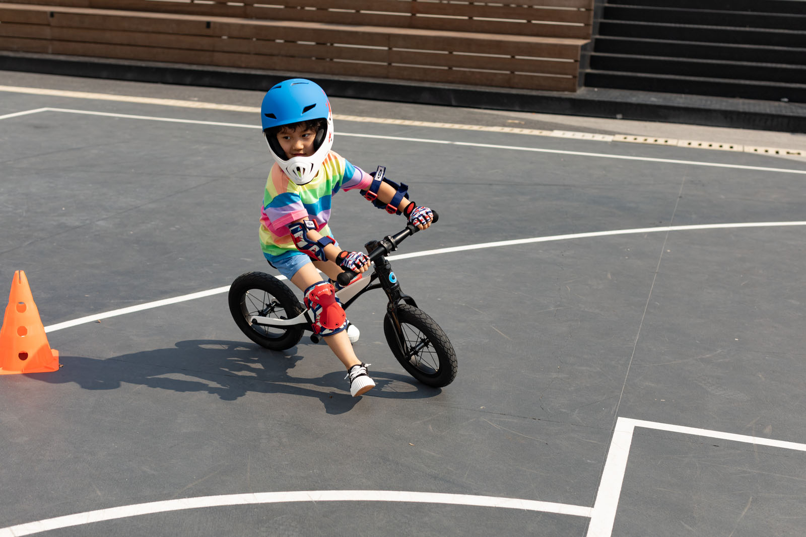 enfant sur un balance bike