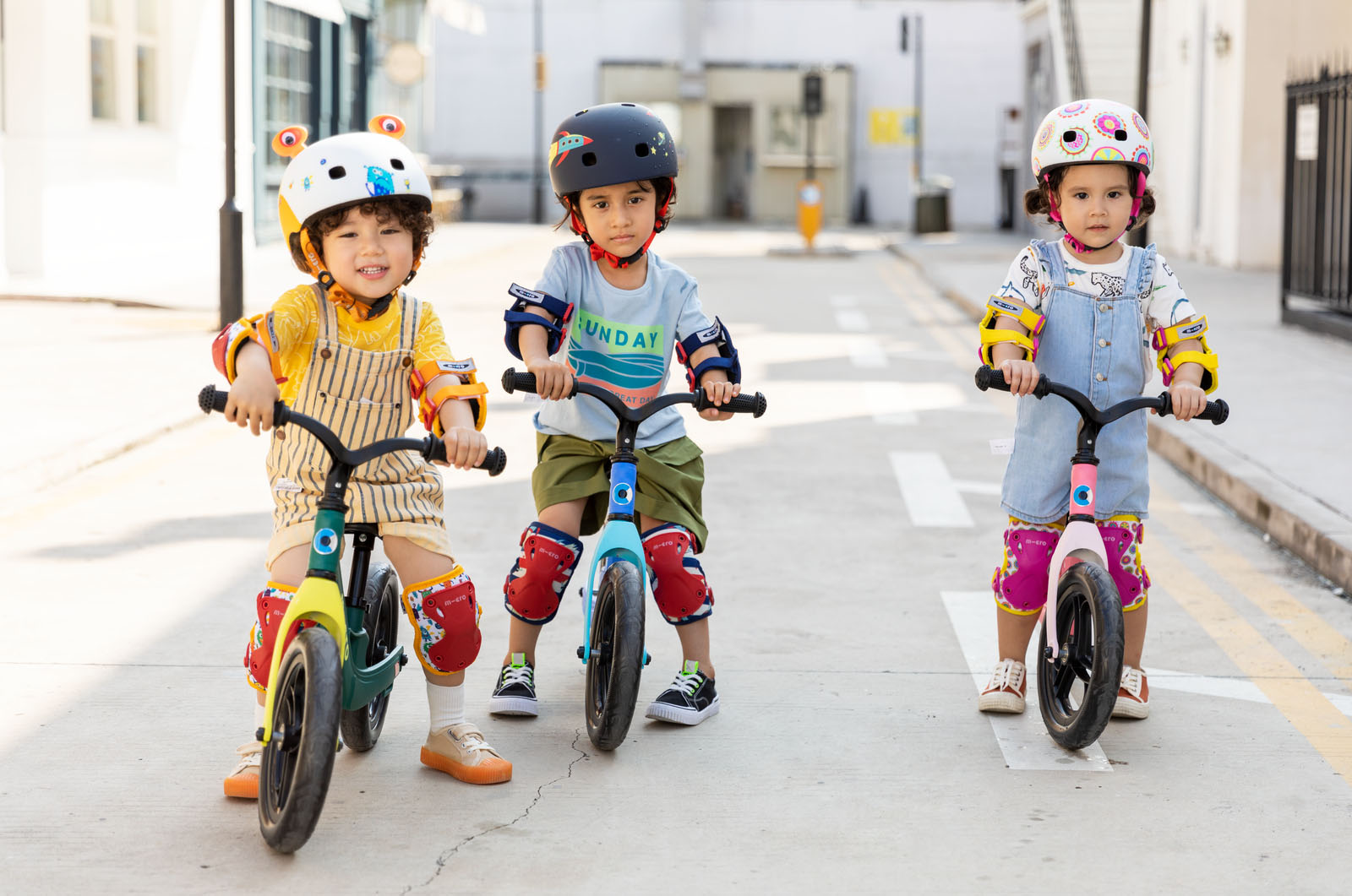photo de trois enfants sur des balance bikes Micro