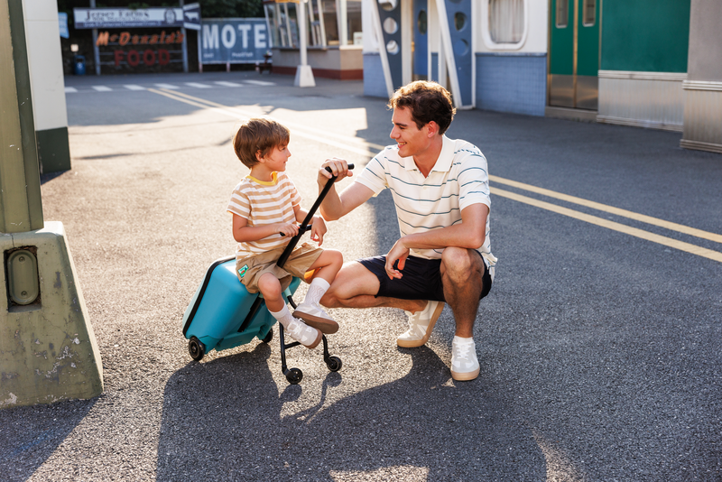 Papa et enfant sur une valise Luggage Eazy