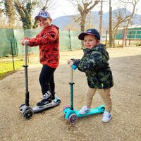 TOUJOURS AVEC LE SOURIRE ! 😁Le sourire jusqu'aux oreilles ! La Mini Micro Deluxe Aqua et la Maxi Micro Deluxe Gris Volcano font l'unanimité. 🛴Enfants heureux, Micro heureux ! 😍#MicroMobility #WeAreMicro #minimicrodeluxe #maximicrodeluxe #Kids #Trottinetteenfant #WeAreMobility #scooterforkid