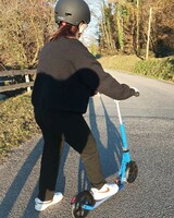 La journée idéale pour se promener et profiter du beau temps ! 🌞 🛴Emma a profité d'un rayon de soleil pour enfin tester sa nouvelle trottinette Micro Cruiser Bleu, parfaite pour les enfants et ados. 😍Et bien sûr, le port du casque est fortement recommandé, celui-ci a un système de fermeture avec boucle magnétique, ce qui permet à Emma de le mettre et de le retirer plus facilement.Merci à @coeur_coeur_et_cie pour cette jolie photo ! 😇#micromobility #WeAreMicro #WeAreMobility #microcruiserbleu #scooterforkid #trottinetteenfant #kids #urbanlife #lifestyle #streetsurf